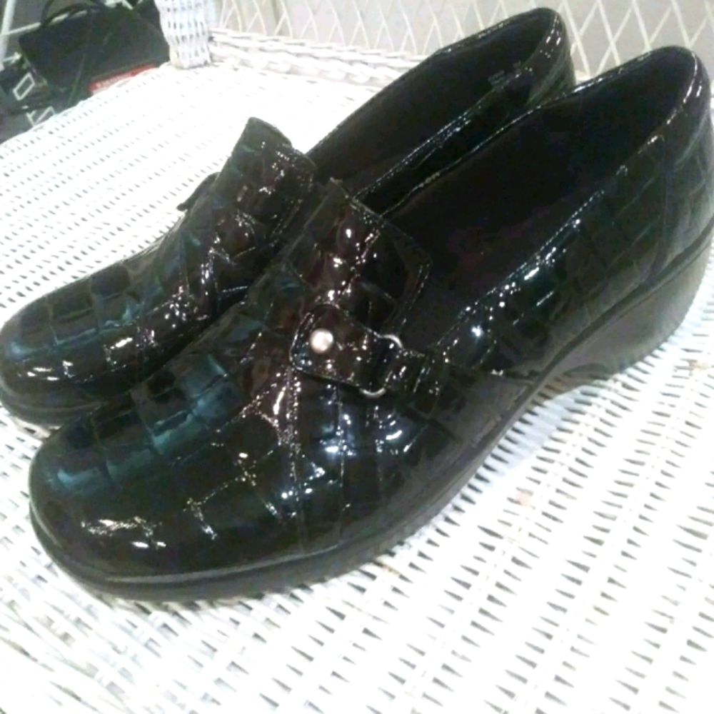 Clarks bendable black shoes